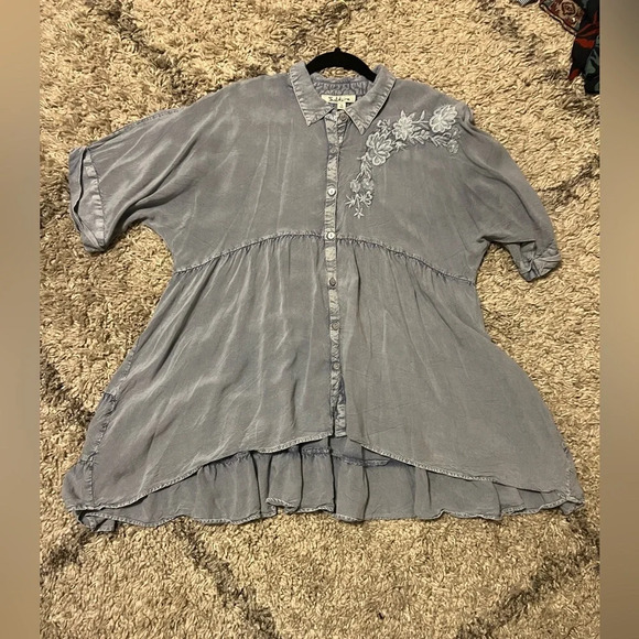 Solitaire Top Women's small  Blue Denim Embroidery Boho Peasant Hi Lo Hem (J124) - Picture 7 of 8